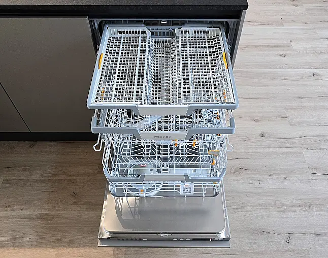 Miele Combi-Dampfgarer m. HydroClean + Backofen m. Kernthermometer, Klimagaren &amp; Pyrolyse + Kaffeeautomat + Wärmeschublade + Gefrierer + XL-Kühlschrank m. Frischschubladen + Geschirrspüler. berbel Muldenlüfter m. Indukt. &amp; permalyt. 2Zonen-Weinkühlschrank