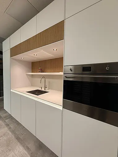 / Nobilia - Smartglas Alpinweiß trifft Edelstahl &amp; Echtholz-Design in Rillenoptik