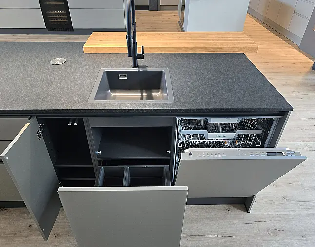 Miele Combi-Dampfgarer m. HydroClean + Backofen m. Kernthermometer, Klimagaren &amp; Pyrolyse + Kaffeeautomat + Wärmeschublade + Gefrierer + XL-Kühlschrank m. Frischschubladen + Geschirrspüler. berbel Muldenlüfter m. Indukt. &amp; permalyt. 2Zonen-Weinkühlschrank