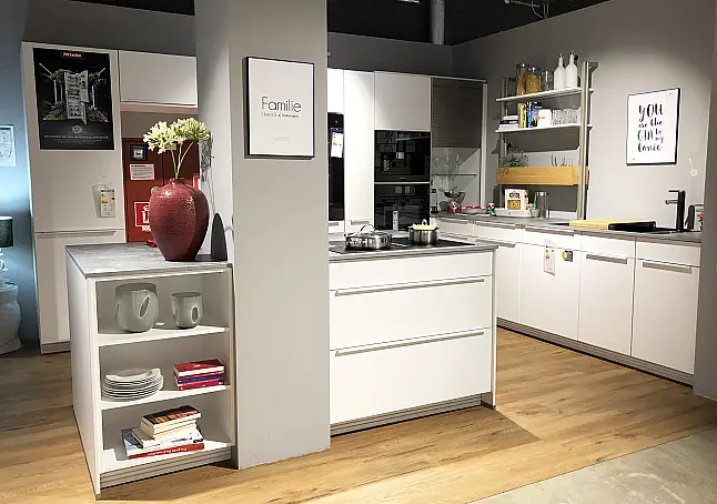 Inselküche mit hochwertigen Miele-Elektrogeräten