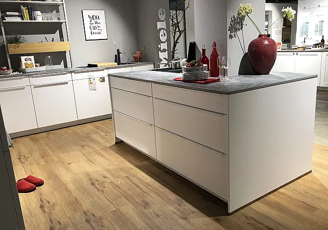 Inselküche mit hochwertigen Miele-Elektrogeräten