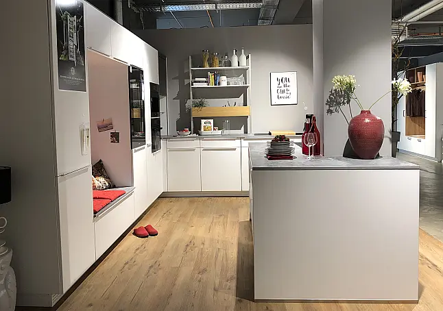 Inselküche mit hochwertigen Miele-Elektrogeräten