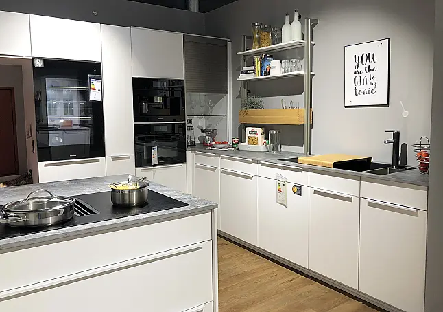 Inselküche mit hochwertigen Miele-Elektrogeräten