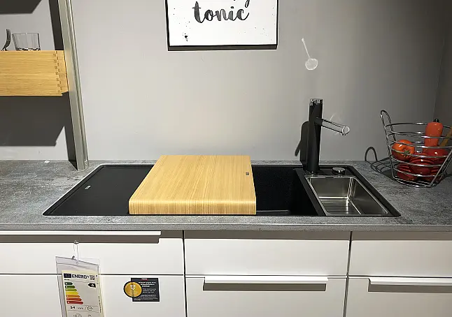 Inselküche mit hochwertigen Miele-Elektrogeräten
