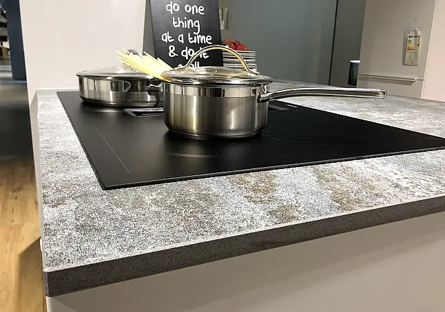 Inselküche mit hochwertigen Miele-Elektrogeräten