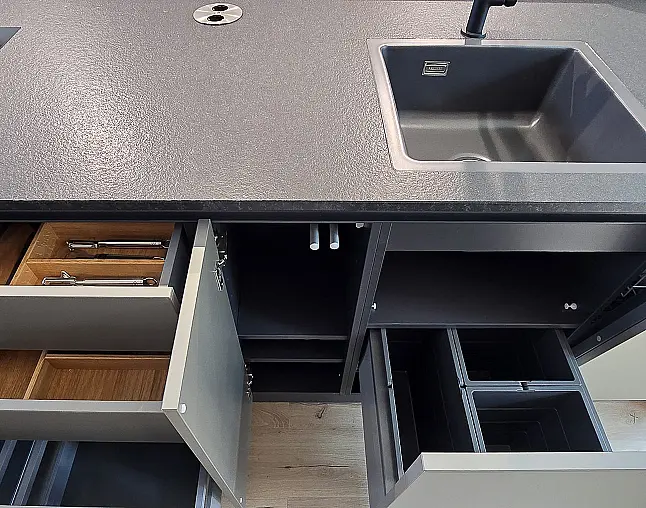 Miele Combi-Dampfgarer m. HydroClean + Backofen m. Kernthermometer, Klimagaren &amp; Pyrolyse + Kaffeeautomat + Wärmeschublade + Gefrierer + XL-Kühlschrank m. Frischschubladen + Geschirrspüler. berbel Muldenlüfter m. Indukt. &amp; permalyt. 2Zonen-Weinkühlschrank