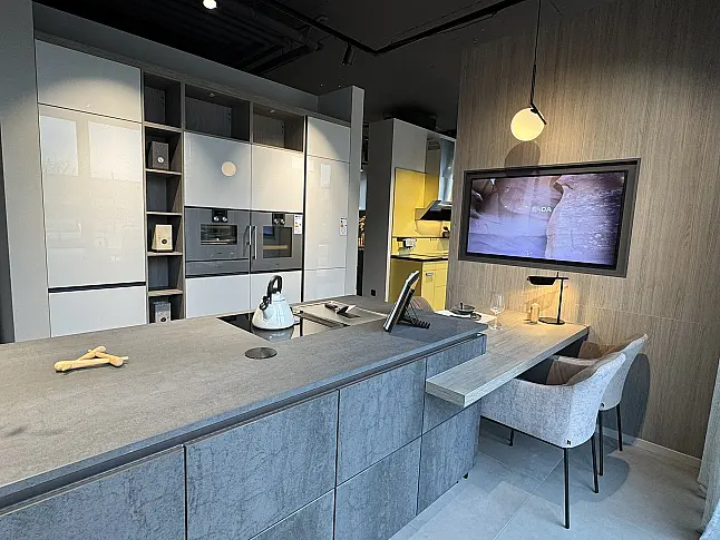 Fronten aus Keramik und OrganicGlas Hochglanz. Inklusive Premium-Geräten (Gaggenau/BORA/Miele)