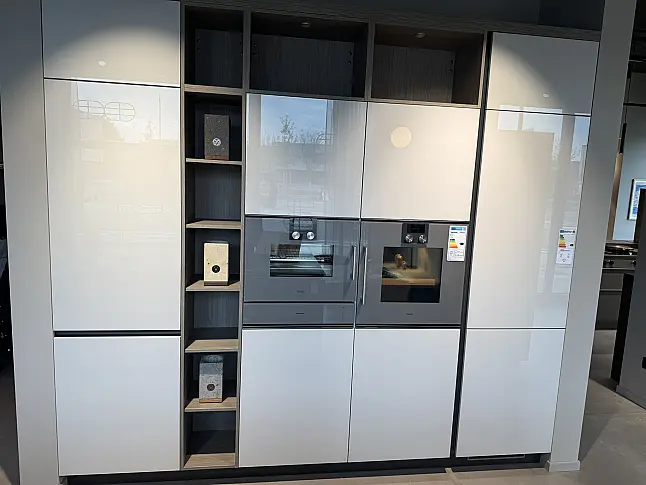 Fronten aus Keramik und OrganicGlas Hochglanz. Inklusive Premium-Geräten (Gaggenau/BORA/Miele)