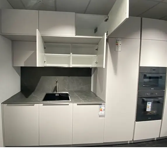 Zurückhaltende Küche in Laser Soft satin mit edler Griffleiste Metall edelstahlfarben, Backofen und Dampfgarer/W