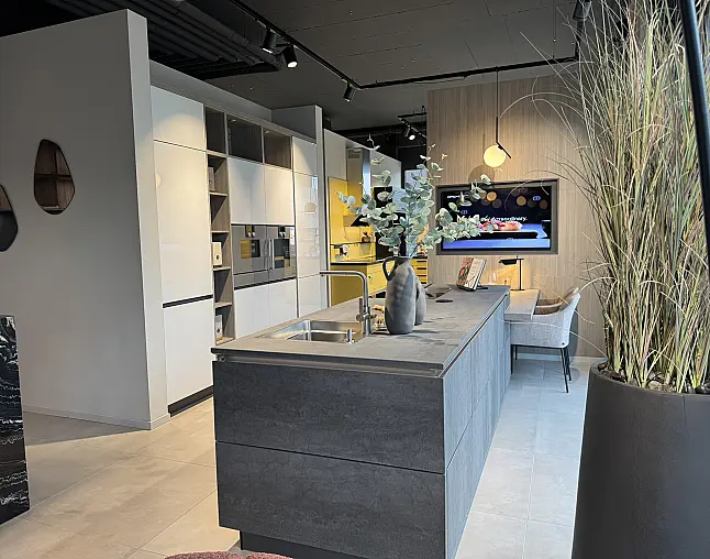 Fronten aus Keramik und OrganicGlas Hochglanz. Inklusive Premium-Geräten (Gaggenau/BORA/Miele)