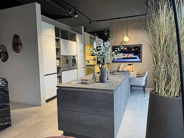 Fronten aus Keramik und OrganicGlas Hochglanz. Inklusive Premium-Geräten (Gaggenau/BORA/Miele)