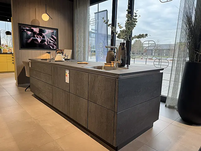 Fronten aus Keramik und OrganicGlas Hochglanz. Inklusive Premium-Geräten (Gaggenau/BORA/Miele)