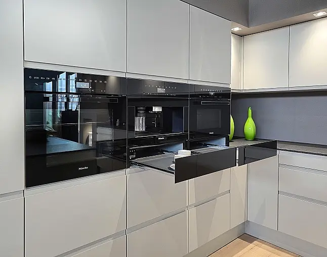 TOP GERÄTEAUSSTATTUNG! Pyrolyse-Backofen mit Kerntemperatursensor, Kombidampfgarer, Kaffeevollautomat, Wärmeschublade, berbel permalyt-Muldenlüfter mit Induktion, Kühlschrank mit Frische-Schubladen &amp; NoFrost-Gefrierer, 2-Zonen-Weinklimaschrank!