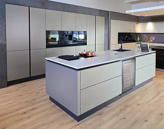 TOP-AKTUELLE HIGH-END GERÄTEAUSSTATTUNG VON GAGGENAU: Backofen mit 300°C -Backstein + separater Dampfbackofen (beide  mit Kerntemperatursensor) + Kaffeeautomat + Wärmeschublade + Vakuumierer! berbel Muldenlüfter mit Infinity-Kochfeld u. permalyt-Filter!