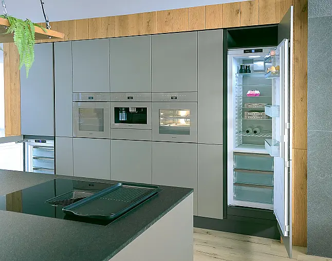 Miele Combi-Dampfgarer m. HydroClean + Backofen m. Kernthermometer, Klimagaren &amp; Pyrolyse + Kaffeeautomat + Wärmeschublade + Gefrierer + XL-Kühlschrank m. Frischschubladen + Geschirrspüler. berbel Muldenlüfter m. Indukt. &amp; permalyt. 2Zonen-Weinkühlschrank
