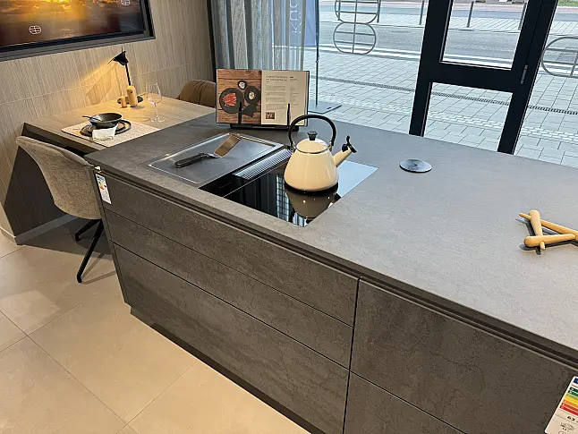 Fronten aus Keramik und OrganicGlas Hochglanz. Inklusive Premium-Geräten (Gaggenau/BORA/Miele)