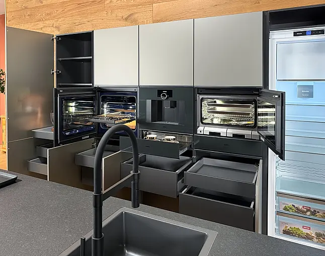 GAGGENAU-GERÄTE DER NEUESTEN GENERATION: Backofen mit Vollauszug&amp;Backstein + Kaffeevollautomat + Dampfbackofen + zwei Wärmeschubladen | Vakuumierer möglich | 2-Zonen-Weinklimaschrank und neuester berbel Muldenlüfter mit permalyt-Filter | Quooker möglich!