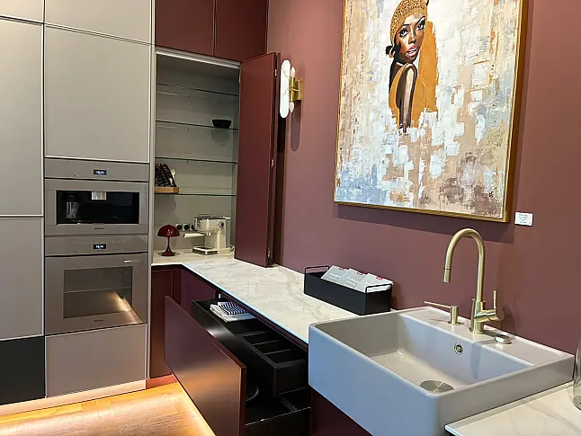 Moderne Landhausküche mit exklusiven Extras, perfekt für Altbau Extrahöhe