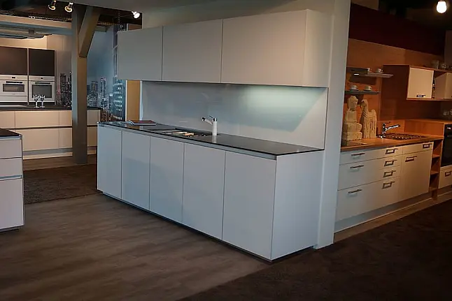 Next Inselküche mit Glasfront und Pocketsystem; BORA / Miele E-Geräten; Quarzsteinplatte