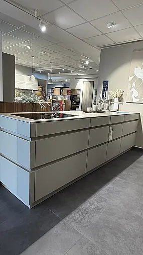 Zeitlos, elegante Küche mit Keramikarbeitsplatte