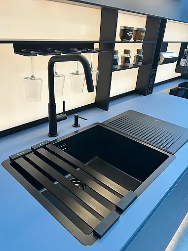 nx510 Azurblau Samtmattlack mit Neff Geräten und SensiQ Arbeitsfläche
