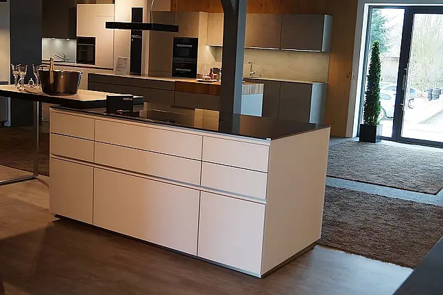 Next Inselküche mit Glasfront und Pocketsystem; BORA / Miele E-Geräten; Quarzsteinplatte