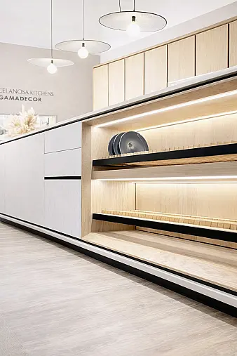 Traumhafte Gamadecor/Porcelanosa Musterküche mit großer Insel – modern in Holz &amp; Weiß. Ausstellungsküche zum Abverkauf - in Heinsberg.