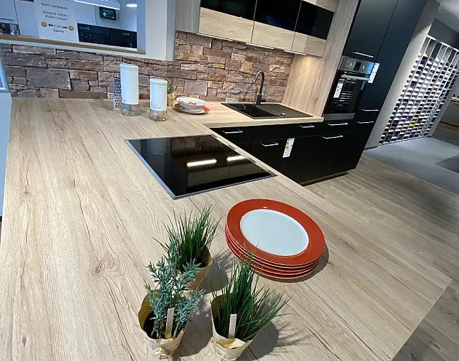 Abverkaufsküche Nobilia Touch Lacklaminat schwarz und Riva San Remo