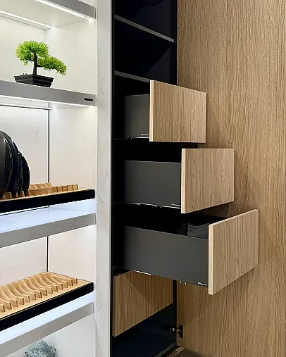 Traumhafte Gamadecor/Porcelanosa Musterküche mit großer Insel – modern in Holz &amp; Weiß. Ausstellungsküche zum Abverkauf - in Heinsberg.