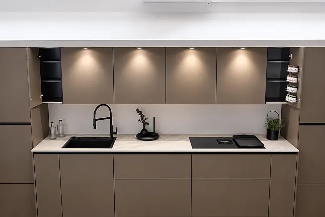 TOP-MIELE-GERÄTEAUSSTATTUNG mit Backofen, Dampfbackofen und Kaffeevollautomat! berbel Muldenlüfter mit permalyt-Filter &amp; Induktionskochfeld! Komfortabel höher platzierter Geschirrspüler! Weinklimaschrank &amp; großer Kühlschrank mit 4-Sterne-Gefrierfach!