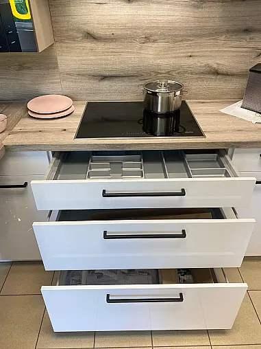 Moderne Musterküche mit Thekenansatz in L-Form