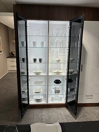 moderne kristallweiß Hochglanz Lack U-Küche mit beleuchtetem Vitrinenschrank und Holzverkleidung Nussbaum