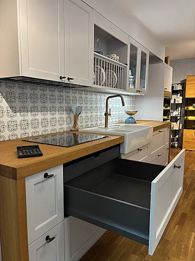 Landhausküche Esche massivholz Rahmenfront lackiert. Eiche massivholz Arbeitsplatte 6 cm stark und 75 cm tief .Die Unterschrankauszüge sind 71 cm tief. Villeroy&amp;Boch Keramik 90 cm breiter Spülstein.
