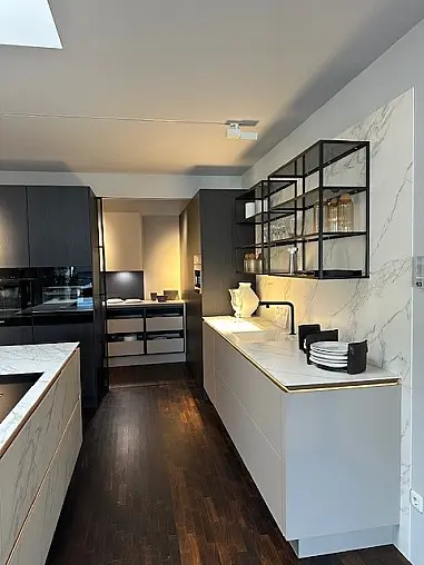 Küche mit Insel + Back Kitchen