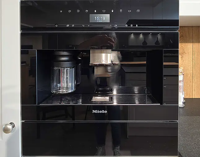 AUCH DIE GERÄTEAUSSTATTUNG IST TRAUMHAFT: Top Kombidampfbackofen, Einbau-Kaffeeautomat, Wärmeschublade, NoFrost-Gefrierer, 2-Zonen-Weinkühler, berbel Performance-Muldenlüfter mit permalyt-Filter. FLEXIBEL AUFSTELLBAR! Upgrade Blanco-Wassersystem möglich!