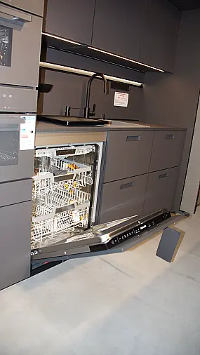 Moderne Ausstellungsküche von next125 mit Kochinsel in Saharabeige und Pocketsystem