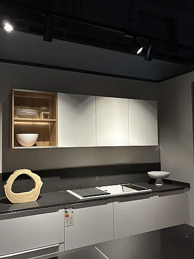 Elegante Küche mit Kochinsel, hochwertiger Quarzkomposit Arbeitsplatte + Zugangstür zu HWR