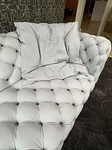 Clubsofa mit tiefer Knopfhefting Nubukleder