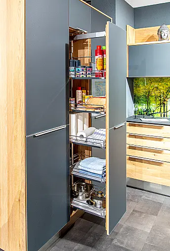 Moderne Echtholz-Musterküche in Asteiche