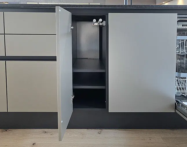 Miele Combi-Dampfgarer m. HydroClean + Backofen m. Kernthermometer, Klimagaren &amp; Pyrolyse + Kaffeeautomat + Wärmeschublade + Gefrierer + XL-Kühlschrank m. Frischschubladen + Geschirrspüler. berbel Muldenlüfter m. Indukt. &amp; permalyt. 2Zonen-Weinkühlschrank