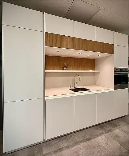 / Nobilia - Smartglas Alpinweiß trifft Edelstahl &amp; Echtholz-Design in Rillenoptik