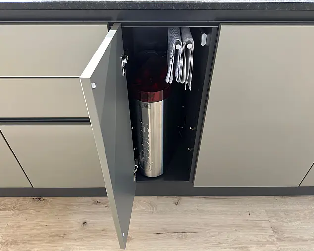 Miele Combi-Dampfgarer m. HydroClean + Backofen m. Kernthermometer, Klimagaren &amp; Pyrolyse + Kaffeeautomat + Wärmeschublade + Gefrierer + XL-Kühlschrank m. Frischschubladen + Geschirrspüler. berbel Muldenlüfter m. Indukt. &amp; permalyt. 2Zonen-Weinkühlschrank