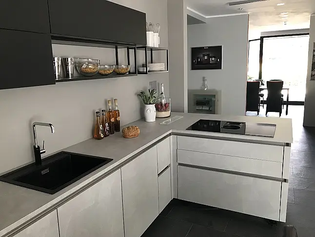 NOLTE MUSTERKÜCHE MATRIX 150 Manhattan beton hellgrau-Decor mit samtmattschwarz