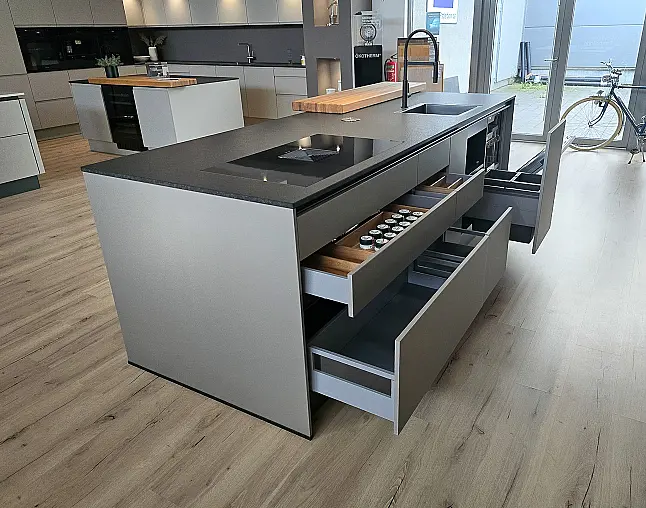 Miele Combi-Dampfgarer m. HydroClean + Backofen m. Kernthermometer, Klimagaren &amp; Pyrolyse + Kaffeeautomat + Wärmeschublade + Gefrierer + XL-Kühlschrank m. Frischschubladen + Geschirrspüler. berbel Muldenlüfter m. Indukt. &amp; permalyt. 2Zonen-Weinkühlschrank