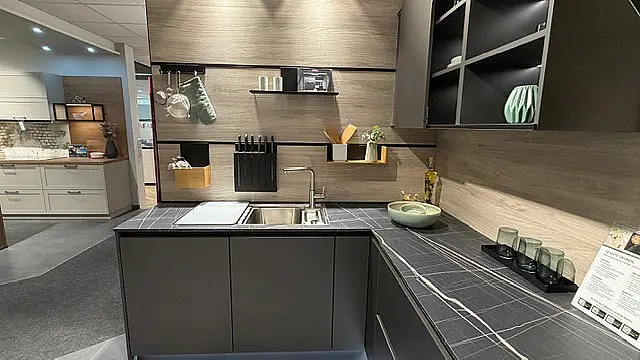 Großzügige U-Küche in eleganter Farbkombination