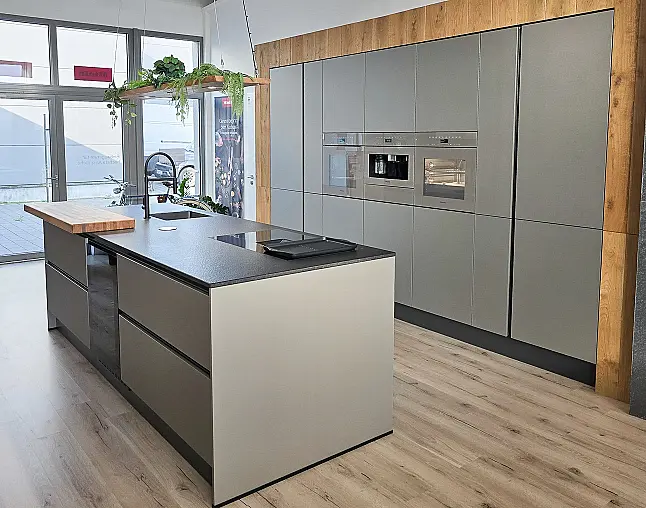 Miele Combi-Dampfgarer m. HydroClean + Backofen m. Kernthermometer, Klimagaren &amp; Pyrolyse + Kaffeeautomat + Wärmeschublade + Gefrierer + XL-Kühlschrank m. Frischschubladen + Geschirrspüler. berbel Muldenlüfter m. Indukt. &amp; permalyt. 2Zonen-Weinkühlschrank