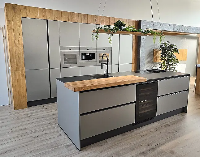 Miele Combi-Dampfgarer m. HydroClean + Backofen m. Kernthermometer, Klimagaren &amp; Pyrolyse + Kaffeeautomat + Wärmeschublade + Gefrierer + XL-Kühlschrank m. Frischschubladen + Geschirrspüler. berbel Muldenlüfter m. Indukt. &amp; permalyt. 2Zonen-Weinkühlschrank