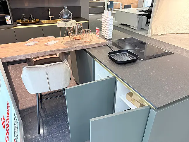 Moderne Küche in Mineralgrün mit hochwertiger Ceramic Arbeitsplatte