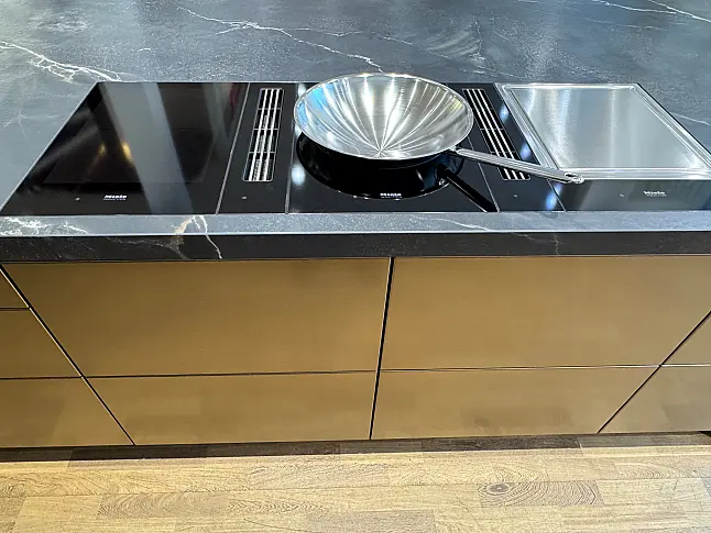 Hochwertige Design-Küche mit Echtholzfurnier und Bronze-Akzenten