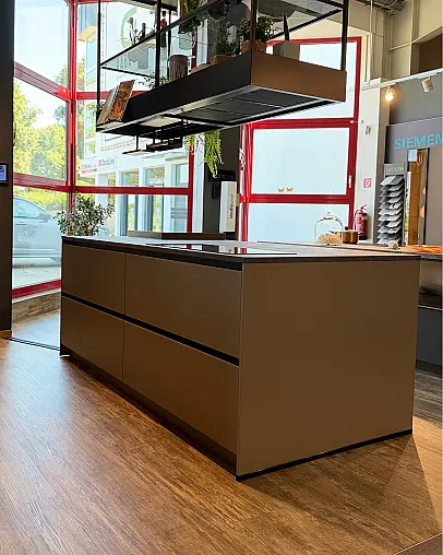 Bauformat Musterküche – Moderne Designküche mit Kochinsel und Premium-Ausstattung